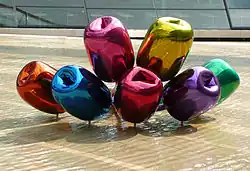 Tulipes, acier inoxydable poli miroir avec revêtement de couleur transparent. 2,03&nbsp;×&nbsp;4,57&nbsp;×&nbsp;5,20&nbsp;m. 5 versions, 1995-2004. Hanovre.