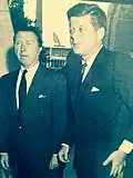 Le chef du protocole, Jehan de Noüe, accueille le président John F. Kennedy en visite au siège des Nations unies le 25 septembre 1960.