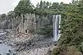 La cascade Jeongbang à marée basse
