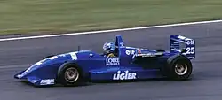 voiture de formule 3 Ligier bleue se dirigeant vers la gauche sur un circuit de course