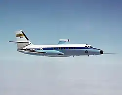 l'avion porte les emblèmes de la NASA. Sur son dos est monté un pylone au sommet de laquelle il y a une petite hélice en 1981.