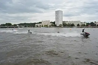 La rivière Allier et deux engins de motonautisme engagés à pleine vitesse