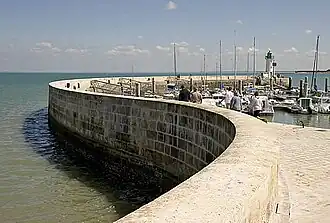 La jetée nord du port de La Flotte.