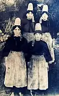 Jeunes filles en costume bigouden à la ferme de Kérénal à Landudec vers 1914.