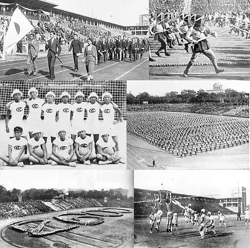 Photomontage de six clichés noir et blanc montrant, de haut en bas, une délégation sportive défilant dans un stade, des jūkendōka en action, une équipe de deux rangées de sportifs en tenue blanche, des rangées de personnes en plein exercices physiques dans un stade, le nombre 2600 formé par des groupes d'individus, une scène d'un match de volley-ball.