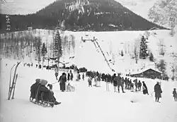 Un tremplin de saut à ski vue de face pendant une compétition