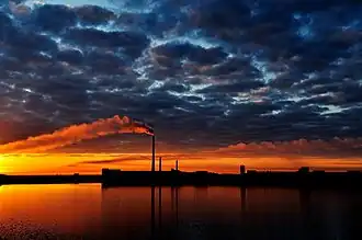 Le lac artificiel vu du centre-ville.