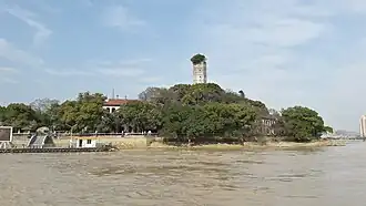 ancien phare et, devant, bâtiment de l'ancien consulat britannique.
