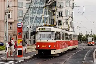 Un tramway devant la Maison dansante, à Prague.