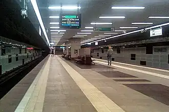 Le quai central dans les tons gris et beiges avec les deux lignes qui l'encadrent