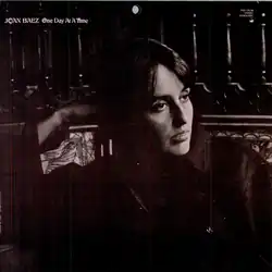 pho d'une pochette de disque en sépia avec une jeune femme en plan moyen qui regarde au loin