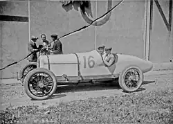 Photographie en noir et blanc d'une voiture de course des années 1920.