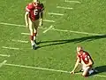 Le kicker Joe Nedney prépare son coup de pied pour une tentative d'extra point en compagnie du holder Andy Lee, en 2008 avec les 49ers.