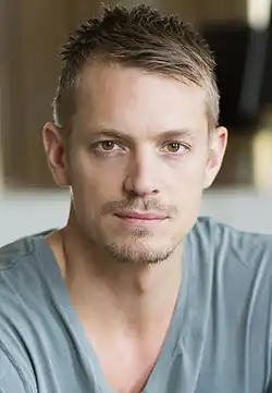 Joel Kinnaman interprète Takeshi Kovacs et Elias Ryker.