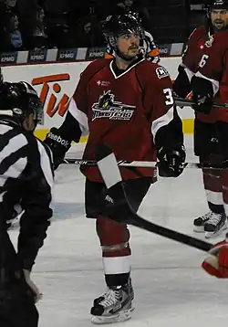 Hishon en premier plan portant l'uniforme des Monsters de Lake Erie.