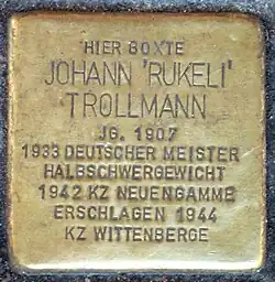 Le Stolpersteine ou "pavé de mémoire" rappelant le souvenir de Johann Trollmann devant son dernier domicile.