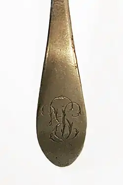 Cuiller à monogramme (détail).