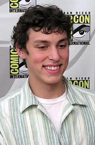 John Francis Daley interprète le Dr&nbsp;Lance Sweets.