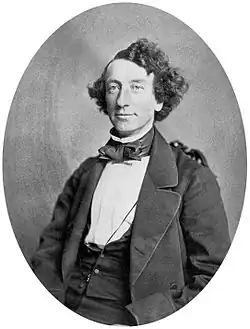 Photographie, plan taille, en noir et blanc, de John A. Macdonald.