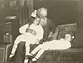 John Burroughs et ses petits-enfants, vers 1910.