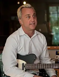 Description de l'image John Feldmann at his personal studio (cropped).jpg.