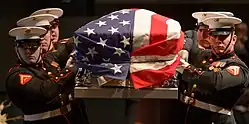 Six Marines transportant le cercueil de Glenn, qui est couvert d'un drapeau américain
