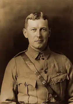 Description de l'image John McCrae in uniform circa 1914.jpg.