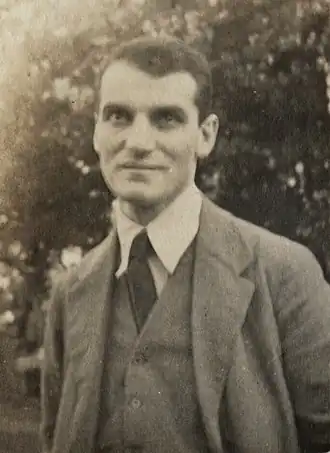 Portrait noir et blanc d'un homme.