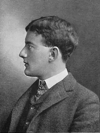 Photo en noir et blanc. Vue de côté du visage d'un homme.