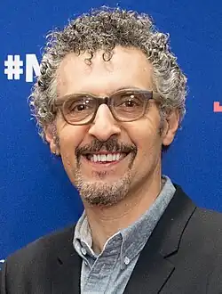 John Turturro interprète Irving Bailiff.
