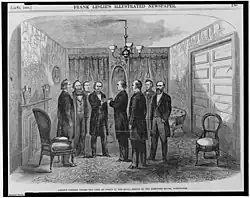 Gravure montrant Johnson et Chase tenant un livre entourés de six hommes. La scène se déroule dans un salon richement décoré.