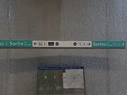 Signalétique des correspondances, sur fond blanc, et des sorties, sur fond vert. Signalétique trilingue français, anglais et breton.