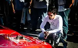 Description de l'image Jonathan Bomarito looking at Mazda (44413296165).jpg.