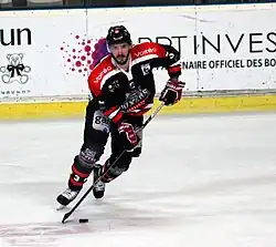 Photographie du joueur avec le maillot noir de Rouen