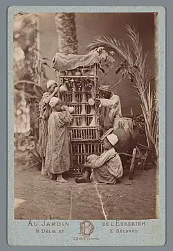 [Garçons devant une étagère], portrait-carte, 1869-1890, Amsterdam, Rijksmuseum.