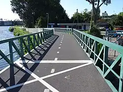 piste cyclable dans un environnement non urbain aménagé pour la promenade