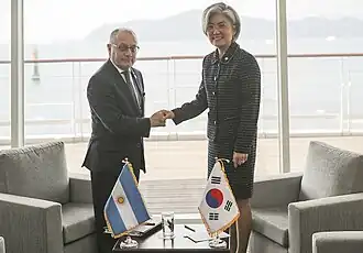 Jorge Faurie et Kang Kyung-wha lors d'une réunion bilatérale, dans le cadre du Forum de coopération Amérique latine-Asie de l'Est (FOCALAE) dans la ville coréenne de Busan.