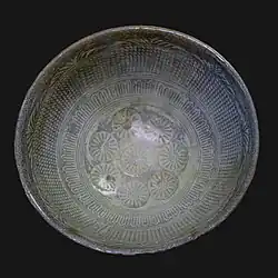 Bol à thé punch'ong à décor de cordes et chrysanthèmes, estampé sous couverte céladon. Période Joseon, XVIe&nbsp;siècle ?