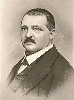 photo de Bruckner, petite moustache et cheveux rasés courts