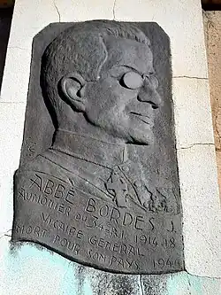 Médaillon représentant le prêtre et résistant Joseph Bordes, sur le mur ouest de l'église de la Madeleine de Mont-de-Marsan, réalisé par Cel le Gaucher en 1945.