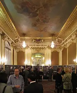 L'une des chambres représentatives avec des peintures au plafond et du stuc doré.