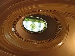 Escalier avec puits de lumière en verre.