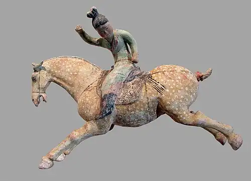 Joueuse de polo. Dynastie Tang, première moitié VIIIe&nbsp;siècle. Terre cuite, englobe blanc et polychromie. Chine du Nord.