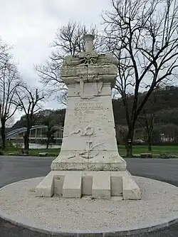 Monument au marquis Jouffroy d'Abbans à Baume-les-Dames devant le bassin de Gondé du Doubs.