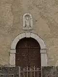 Le portail surmonté de la statue de saint Claude insérée dans une niche.
