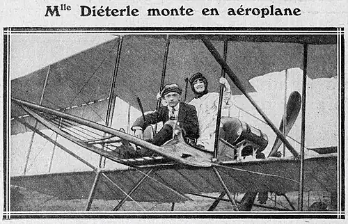 Amélie Diéterle aux côtés du pilote Robert Martinet au mois de septembre 1911. Photographie du journal Excelsior.