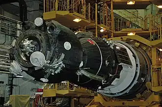 Le Soyouz MS-03 peu avant son encapsulation dans le bâtiment d'intégration du cosmodrome de Baïkonour, au Kazakhstan.