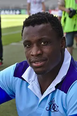 Un homme de face, habillé d'un maillot de rugby.