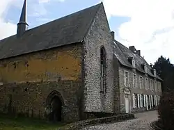 Vue vers l'ouest des bâtiments actuels du prieuré.