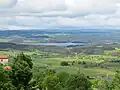 Lac de retenue de Naussac vu depuis le village de Pradelles en Haute-Loire (vue 1).
